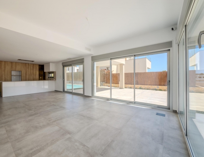 Villa de 4 dormitorios con piscina privada y vistas al golf en Algorfa