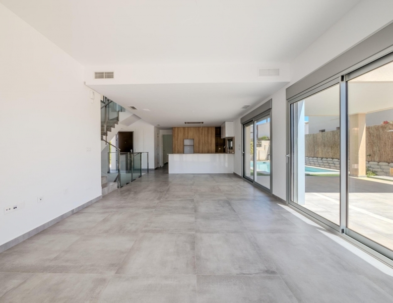 Villa de 4 dormitorios con piscina privada y vistas al golf en Algorfa