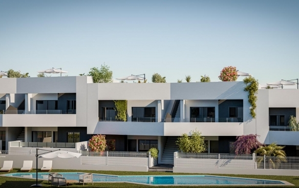 Bungalow de planta baja de 3 dormitorios con jardín privado y trastero en San Miguel de Salinas