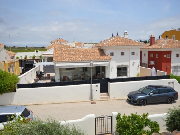Villa Independiente Totalmente Reformada con Solárium Privado y Piscina Comunitaria en Los Montesinos