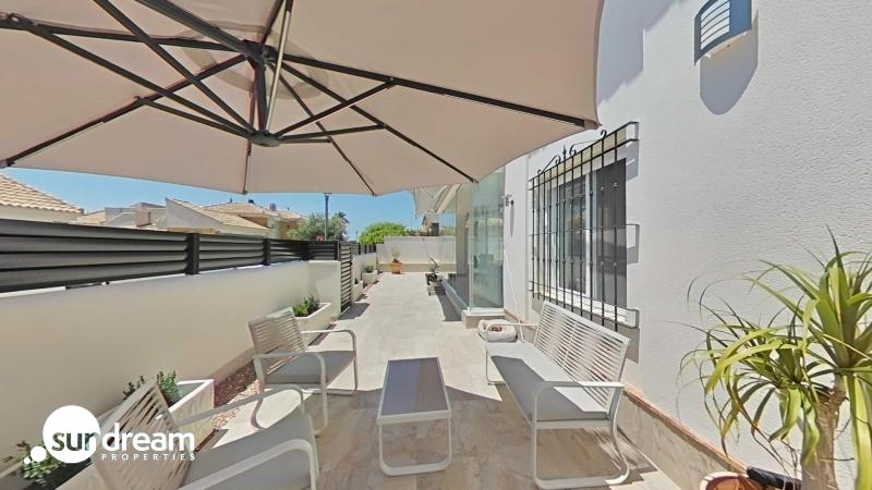 g_43129-5-23 Villa Independiente Totalmente Reformada con Solárium Privado y Piscina Comunitaria en Los Montesinos