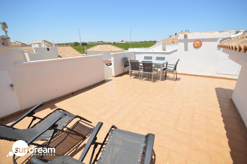 Villa Independiente Totalmente Reformada con Solárium Privado y Piscina Comunitaria en Los Montesinos