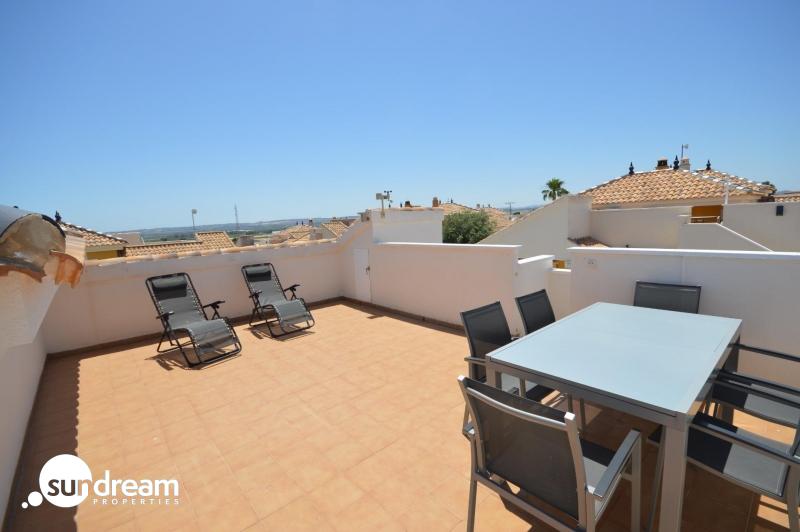 Villa Independiente Totalmente Reformada con Solárium Privado y Piscina Comunitaria en Los Montesinos