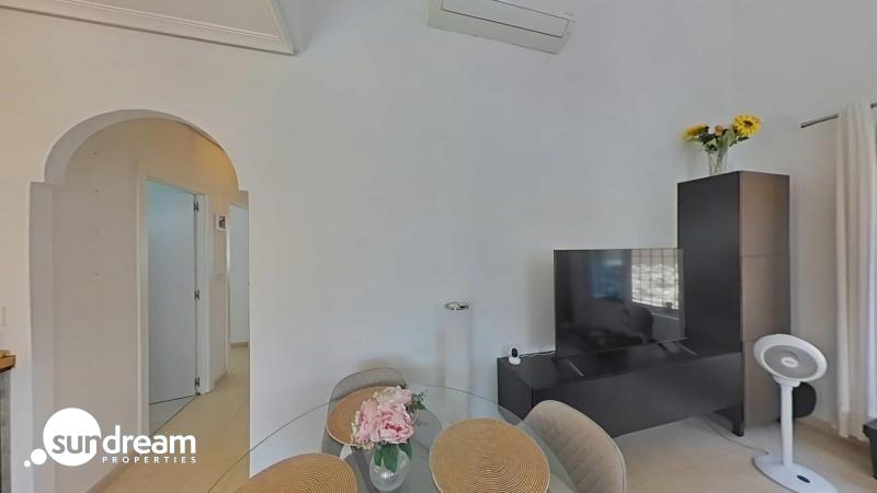 Villa Independiente Totalmente Reformada con Solárium Privado y Piscina Comunitaria en Los Montesinos