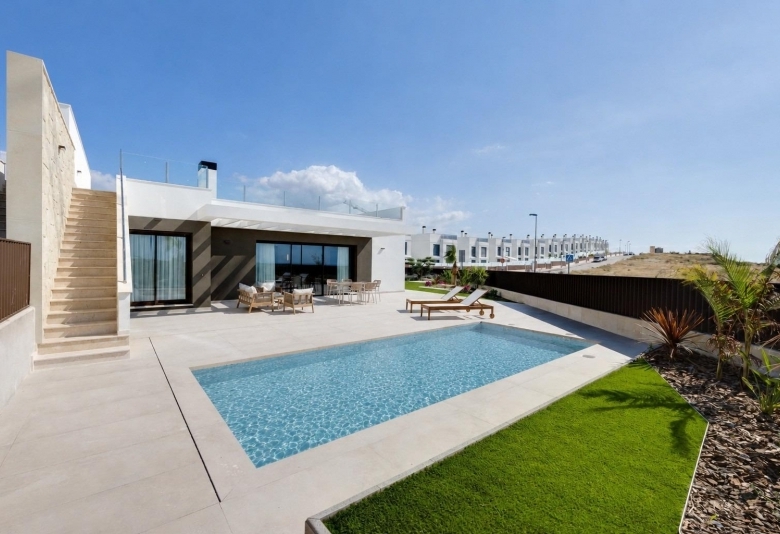 Villa adosada de 3 dormitorios con piscina privada y vistas al mar en venta en Mutxamel(Alicante)