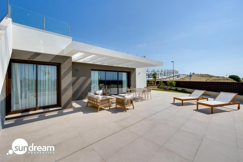 Villa adosada de 3 dormitorios con piscina privada y vistas al mar en venta en Mutxamel(Alicante)