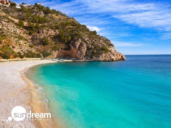 Villa de 3 dormitorios con piscina privada y vistas abiertas a la montaña en Pedreguer(Alicante)