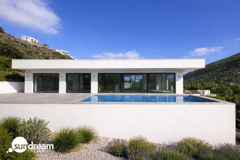 Villa de 3 dormitorios con piscina privada y vistas abiertas a la montaña en Pedreguer(Alicante)