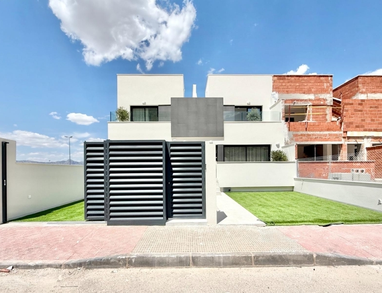 Promoción de adosados en venta con piscina en Cox