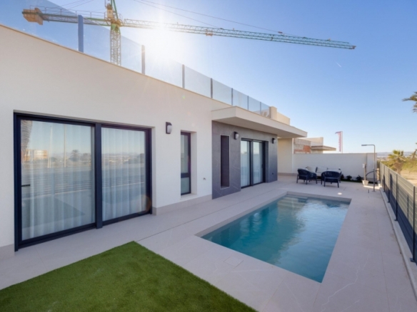 Villas de obra nueva en venta con piscina Torrevieja