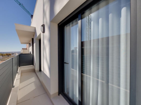 Villas de obra nueva en venta con piscina Torrevieja