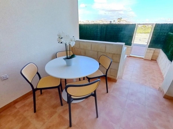 Piso en venta con 2 habitaciones y piscina en Cabo Roig