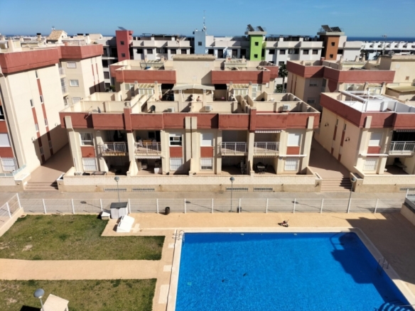 Piso en venta con 2 habitaciones y piscina en Cabo Roig