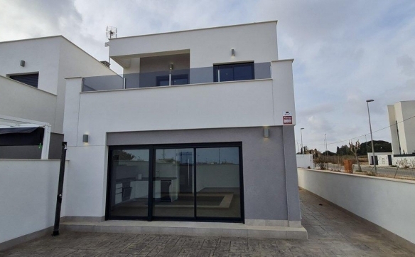 Villa Independiente con 3 dormitorios y piscina privada a la venta en Villamartin(orihuela Costa)
