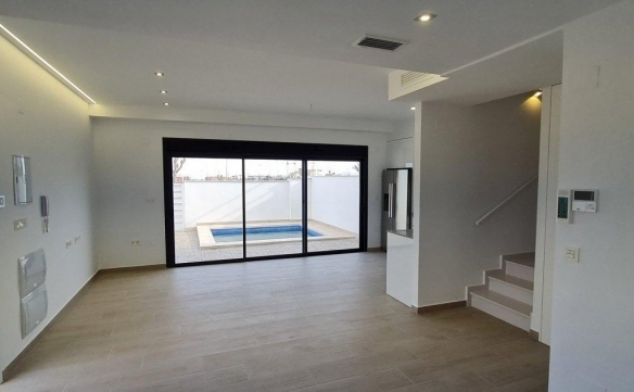 Villa Independiente con 3 dormitorios y piscina privada a la venta en Villamartin(orihuela Costa)