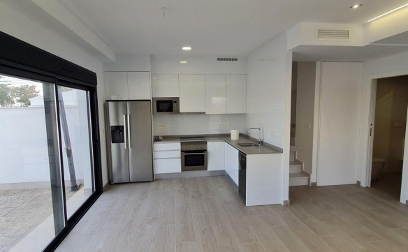 Villa Independiente con 3 dormitorios y piscina privada a la venta en Villamartin(orihuela Costa)