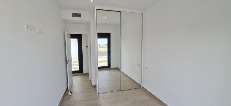 Villa Independiente con 3 dormitorios y piscina privada a la venta en Villamartin(orihuela Costa)