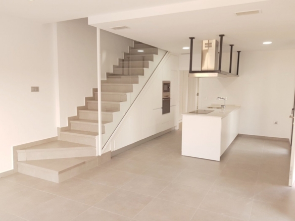 PAREADOS DE NUEVA CONSTRUCCIÓN DE 3 DORMITORIOS CON PISCINA EN DAYA NUEVA(ALICANTE)