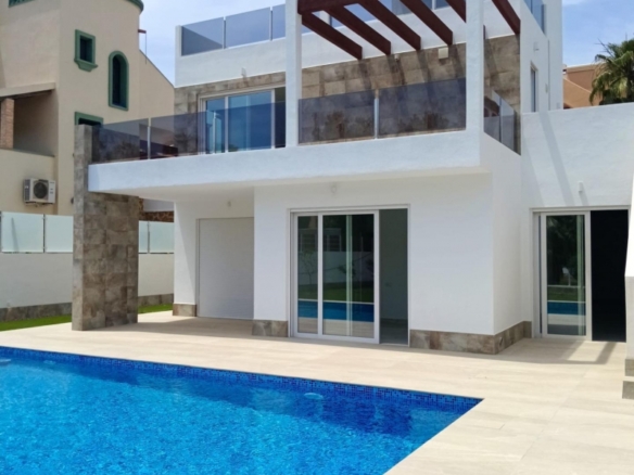 La Marquesa Golf – Villas en Primera Linea con 4 Dormitorios y 4 Baños.