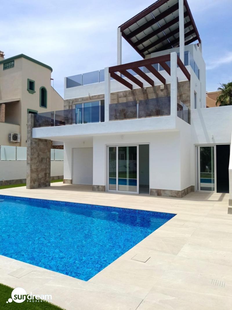 g_39475-18-32 La Marquesa Golf – Villas en Primera Linea con 4 Dormitorios y 4 Baños.