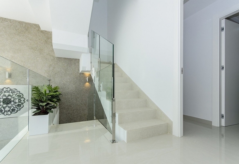 VILLA DE OBRA NUEVA EN PLAYA HONDA(LA MANGA).