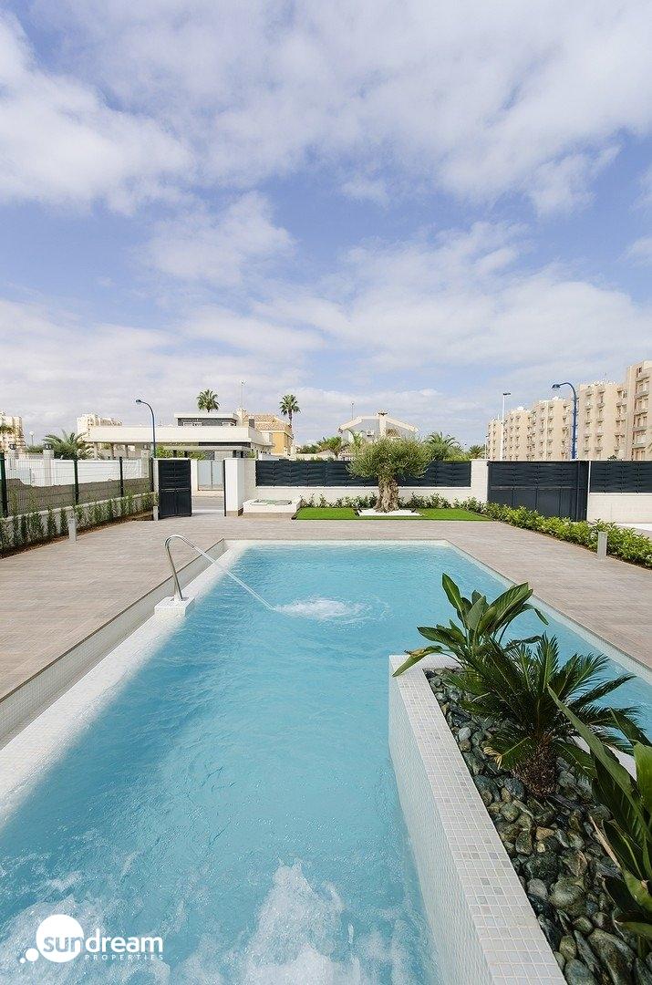 ¡LLAVE EN MANO! PRECIOSA VILLA DE OBRA NUEVA EN PLAYA HONDA(LA MANGA).
