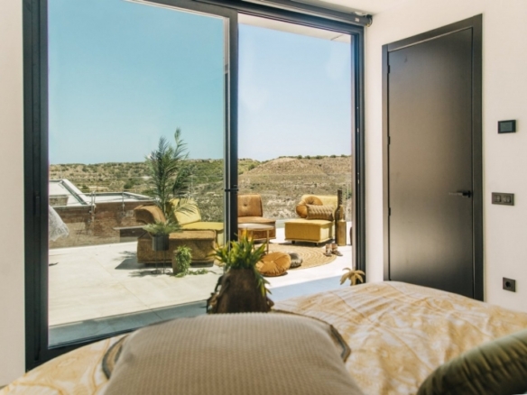 Villa moderna de 3 dormitorios con vistas a Guardamar y al mar.