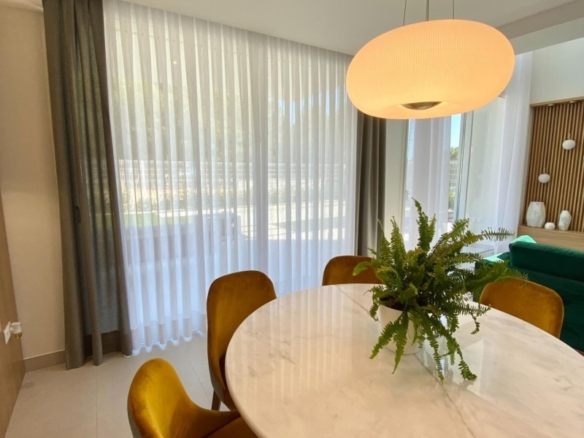 Villa moderna de 3 dormitorios con piscina privada en Finestrat