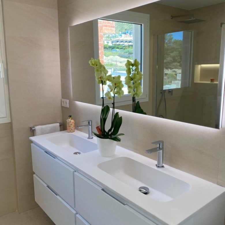 Villa moderna de 3 dormitorios con piscina privada en Finestrat