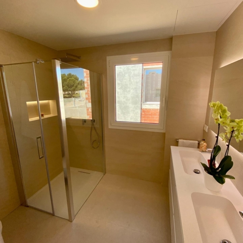 Villa moderna de 3 dormitorios con piscina privada en Finestrat