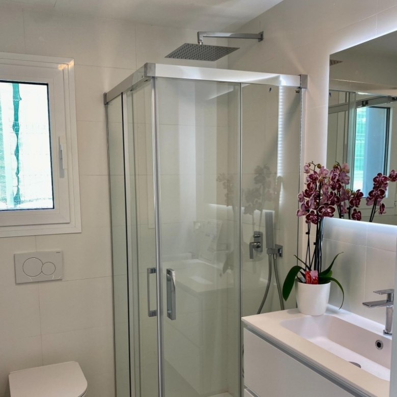 Villa moderna de 3 dormitorios con piscina privada en Finestrat