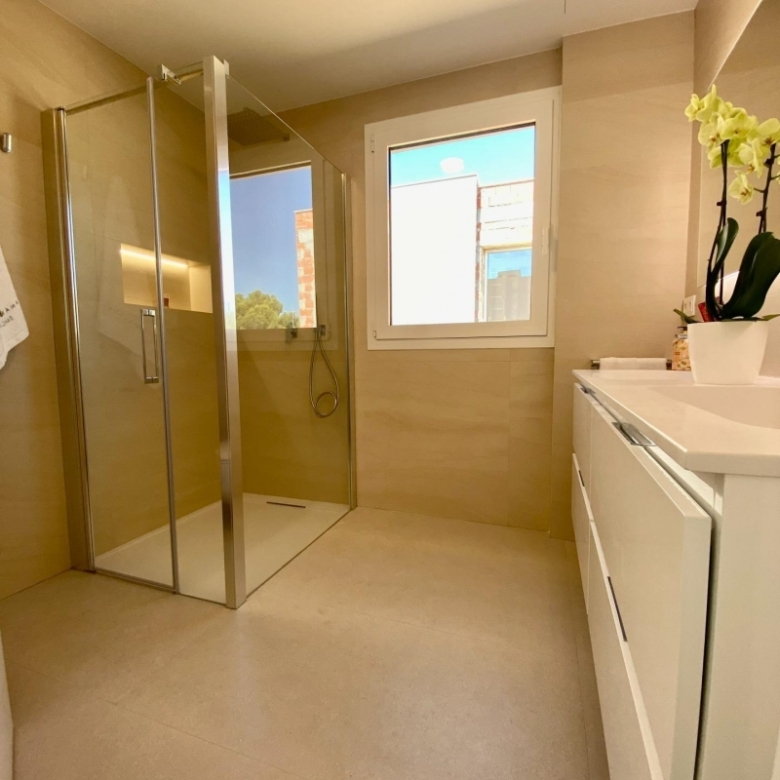 Villa moderna de 3 dormitorios con piscina privada en Finestrat