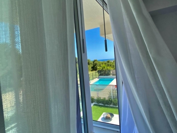 Villa moderna de 3 dormitorios con piscina privada en Finestrat