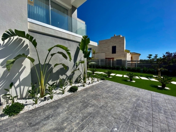 Villa moderna de 3 dormitorios con piscina privada en Finestrat