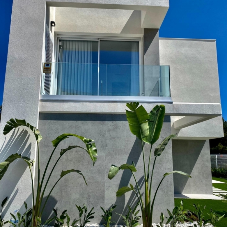 Villa moderna de 3 dormitorios con piscina privada en Finestrat