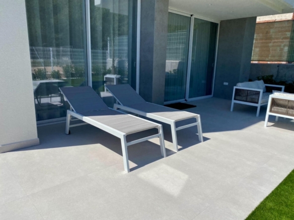 Villa moderna de 3 dormitorios con piscina privada en Finestrat
