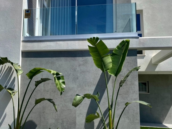 Villa moderna de 3 dormitorios con piscina privada en Finestrat