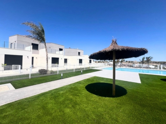 NUEVOS ADOSADOS DE 2 DORMITORIOS EN CAMPO DE GOLF RESORT, MURCIA.