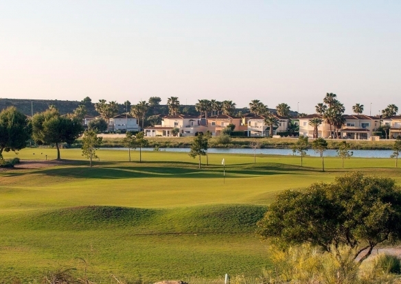 NUEVOS ADOSADOS DE 2 DORMITORIOS EN CAMPO DE GOLF RESORT, MURCIA.