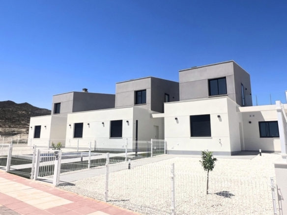 NUEVOS ADOSADOS DE 3 DORMITORIOS EN CAMPO DE GOLF RESORT, MURCIA