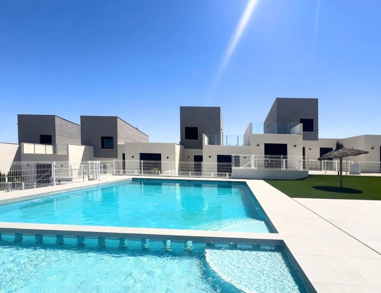 NUEVOS ADOSADOS DE 3 DORMITORIOS EN CAMPO DE GOLF RESORT, MURCIA