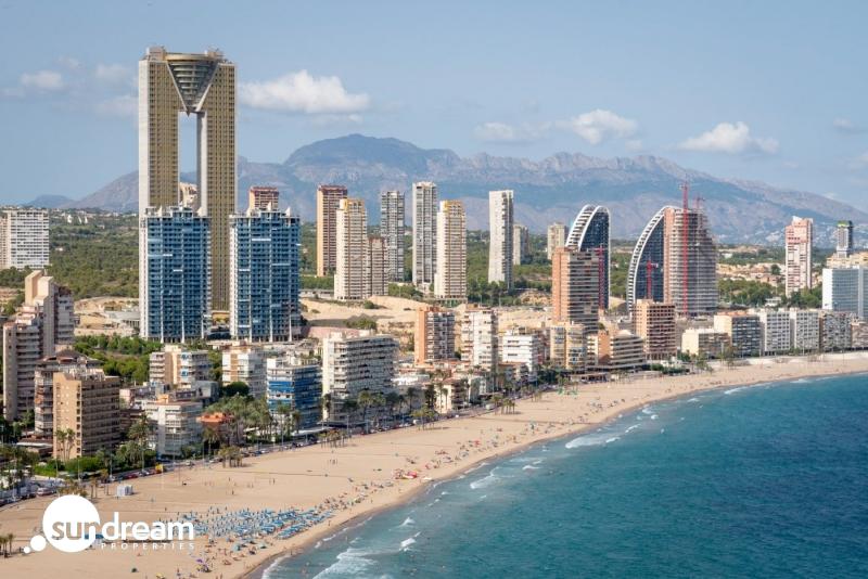 EXCLUSIVO APARTAMENTO EN RASCACIELOS ICONICO DE 3 DORMITORIOS CON VISTAS ESPECTACULARES(BENIDORM).