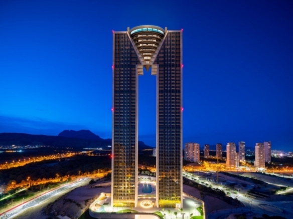 EXCLUSIVO APARTAMENTO EN RASCACIELOS ICONICO DE 3 DORMITORIOS CON VISTAS ESPECTACULARES(BENIDORM).
