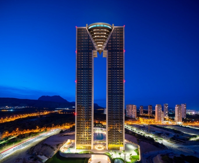EXCLUSIVO APARTAMENTO EN RASCACIELOS ICONICO DE 3 DORMITORIOS CON VISTAS ESPECTACULARES(BENIDORM).