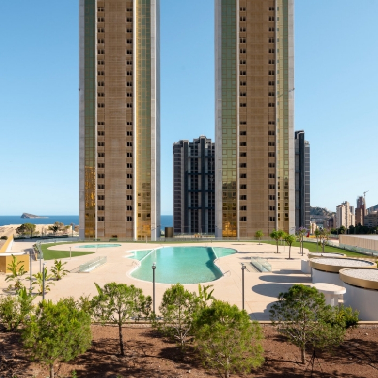 EXCLUSIVO APARTAMENTO EN RASCACIELOS ICONICO DE 3 DORMITORIOS CON VISTAS ESPECTACULARES(BENIDORM).