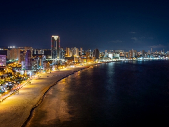 EXCLUSIVO APARTAMENTO EN RASCACIELOS ICONICO DE 3 DORMITORIOS CON VISTAS ESPECTACULARES(BENIDORM).