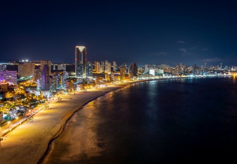 EXCLUSIVO APARTAMENTO EN RASCACIELOS ICONICO DE 3 DORMITORIOS CON VISTAS ESPECTACULARES(BENIDORM).