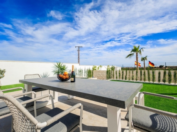 VILLAS DE OBRA NUEVA EN PILAR DE LA HORADADA EN EL CAMPO DE GOLF.