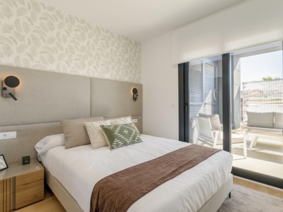 APARTAMENTO DE 2 DORM. EN PLANTA BAJA DE NUEVA CONSTRUCCIÓN EN TORREVIEJA A SOLO 700M DE LA PLAYA