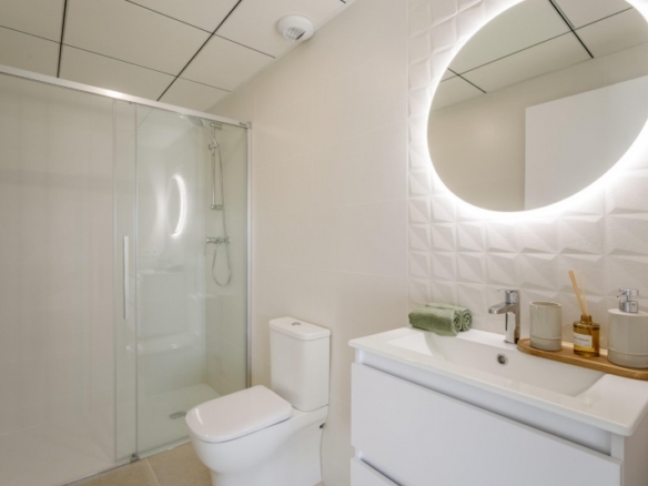 APARTAMENTO DE 2 DORM. EN PLANTA BAJA DE NUEVA CONSTRUCCIÓN EN TORREVIEJA A SOLO 700M DE LA PLAYA